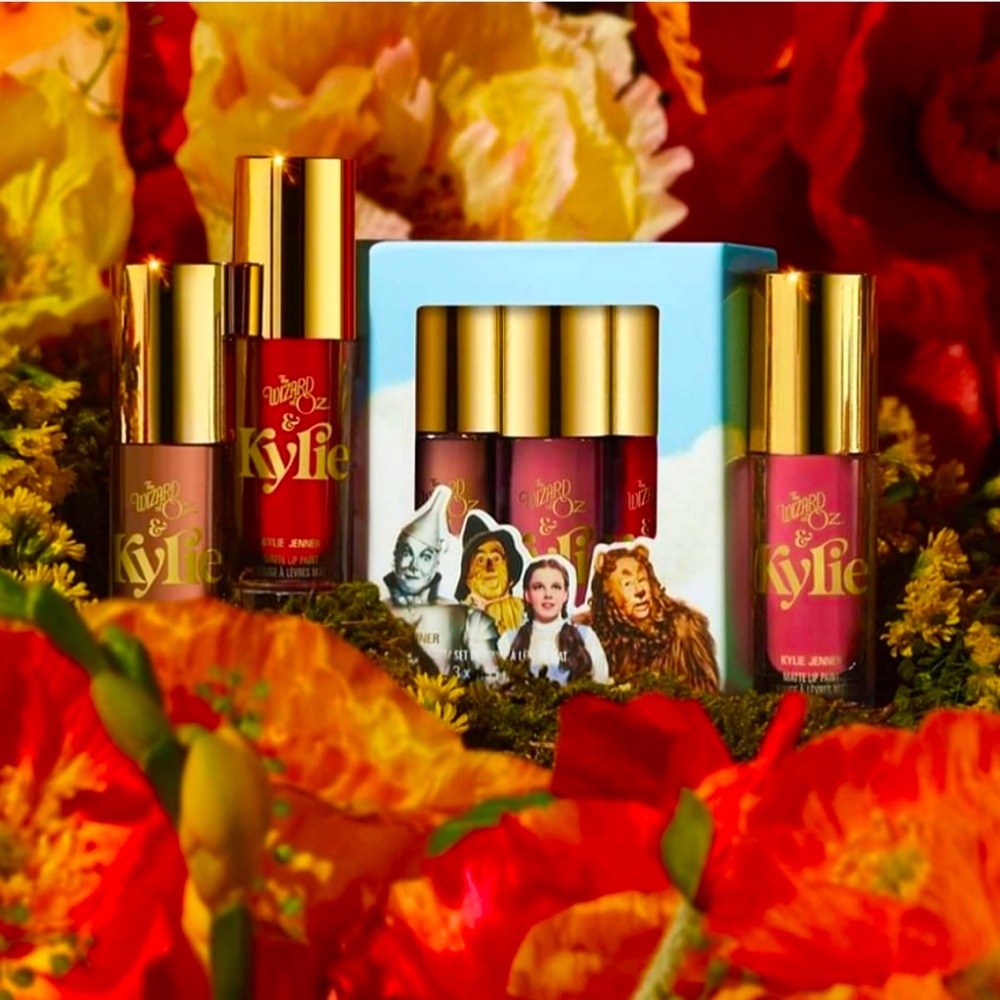 KYLIE JENNER
MATTE LIP PAINT SET/SET DE ROUGE À LÈ
3 x 0.05 fl oz/3 x 1.95 mL
AT